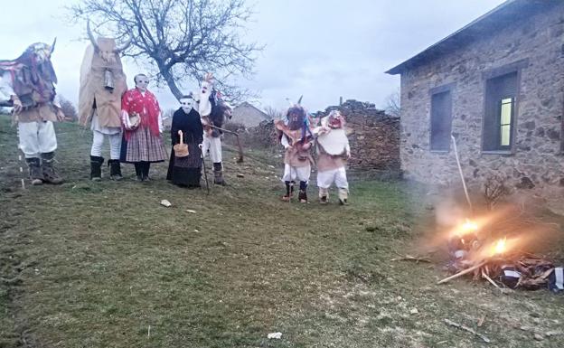 Los Campaneiros queman el año viejo y celebran la tradicional mascarada de invierno en La Cuesta