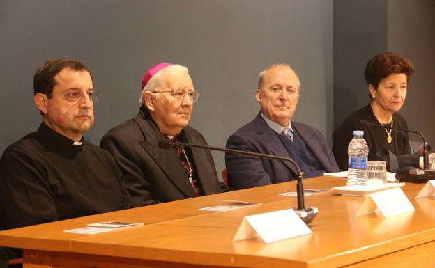 «Los medios tenéis que enseñar a la Iglesia a transmitir bien su mensaje»