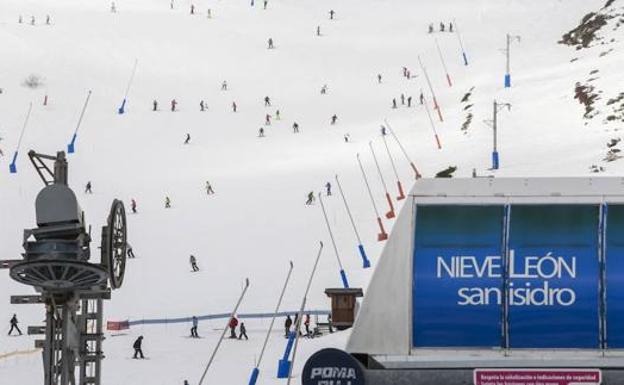 León y Asturias sacan un forfait conjunto y celebrarán una cumbre en febrero para avanzar en la fusión de las estaciones de esquí