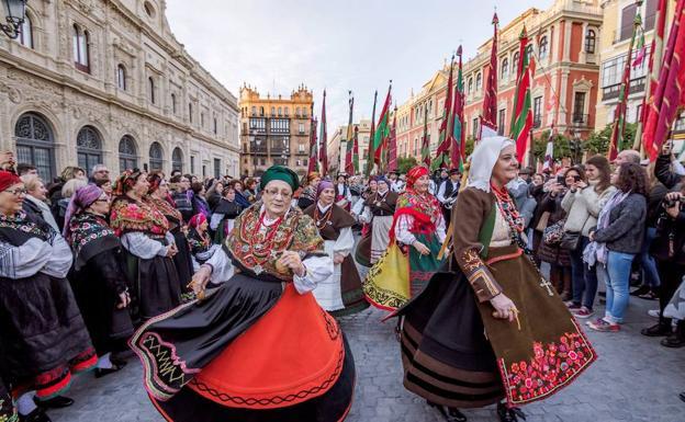 Un desfile de pendones y los productos leoneses protagonizan los actos de la Casa de León en Sevilla