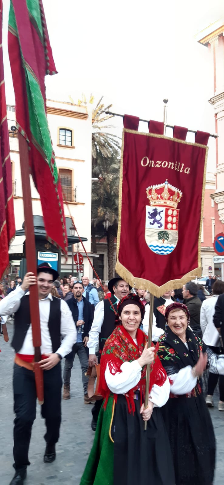 La Diputación de León y los pendones pasean por Sevilla