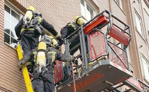 Una deflagración por un cargador de baterías causa un incendio en un piso en León y provoca la muerte de un gato