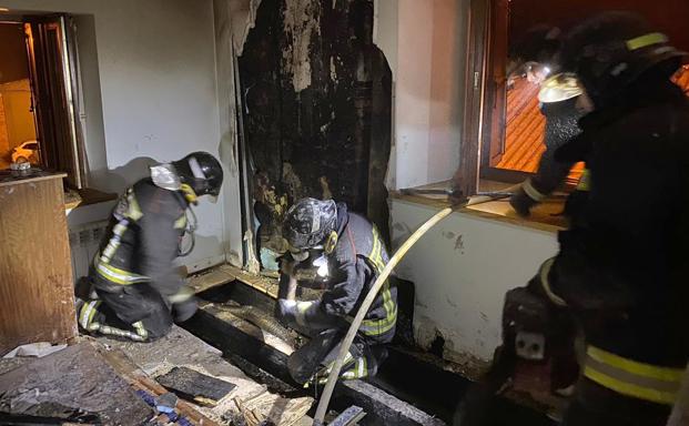 El fuego en una chimenea provoca graves daños en una vivienda en San Feliz de las Lavanderas