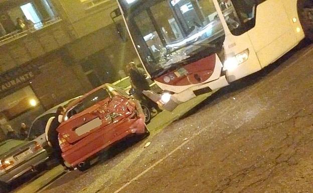 Un bus urbano de León choca contra un turismo en San Ignacio de Loyola y deja una mujer herida