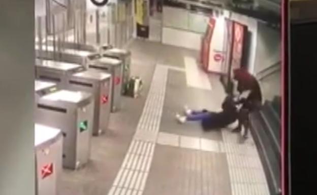 Brutal agresión a una mujer en el metro de Barcelona para robarle el bolso