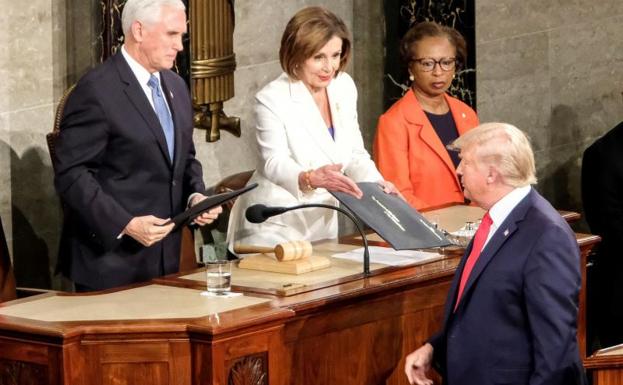 Trump niega el saludo a Pelosi y ella rompe el discurso del presidente