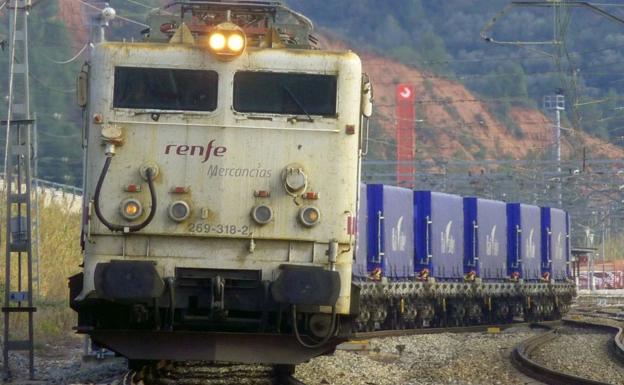 Reabierto el tráfico ferroviario entre León y Asturias tras el incendio en un tren de mercancías en Busdongo
