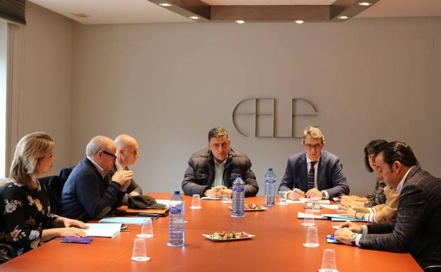 Los hosteleros y empresarios de máquinas recreativas trasladan su problemática a la Junta