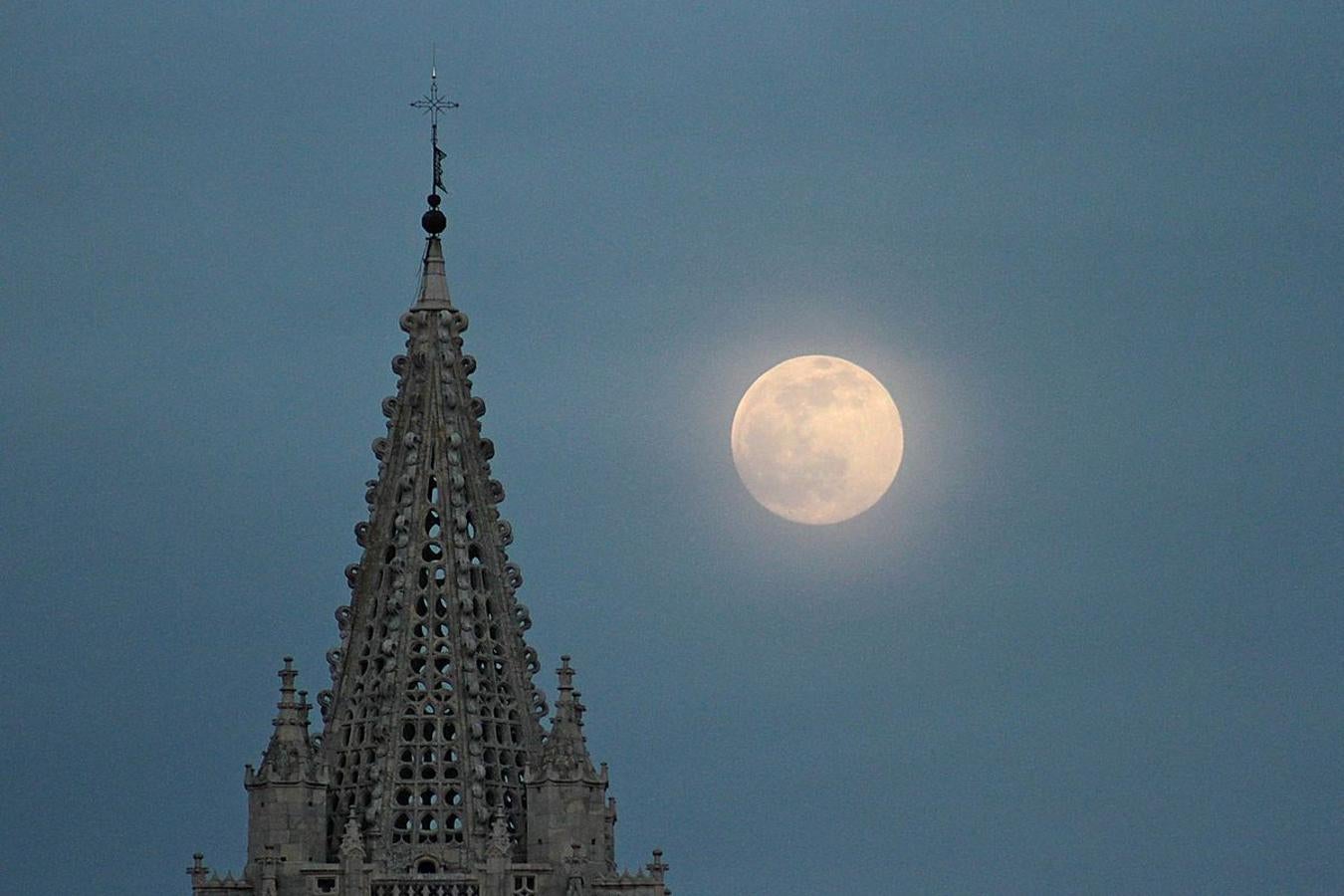 La luna de nieve sobre León