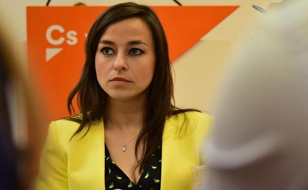 Gemma Villarroel ve «paternalista» a Igea que insiste en centrar el debate en las ideas y no las personas