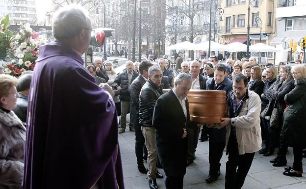 Multitudinario adiós a Álvarez Seara, presidente de la Casa de León en Asturias, en la iglesia de San Lorenzo