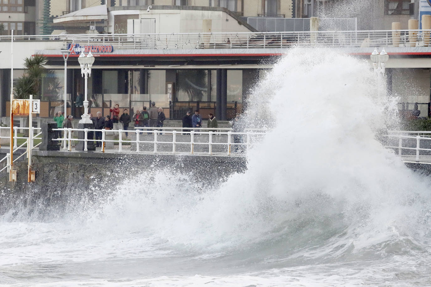 Las impresionantes imágenes que deja el oleaje en Asturias