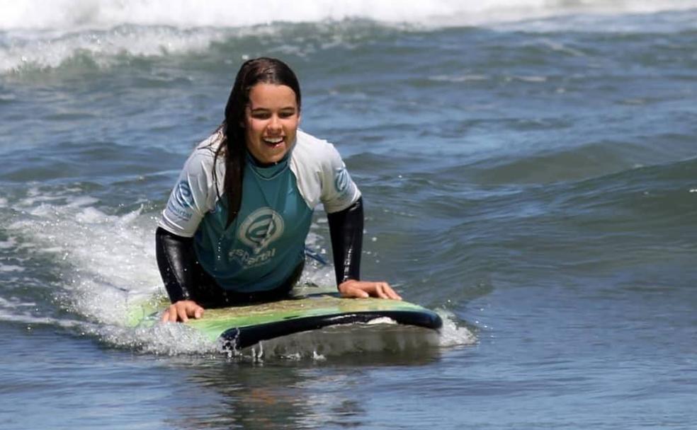 María, una campeona de esquí en el Mundial de Surf Adaptado