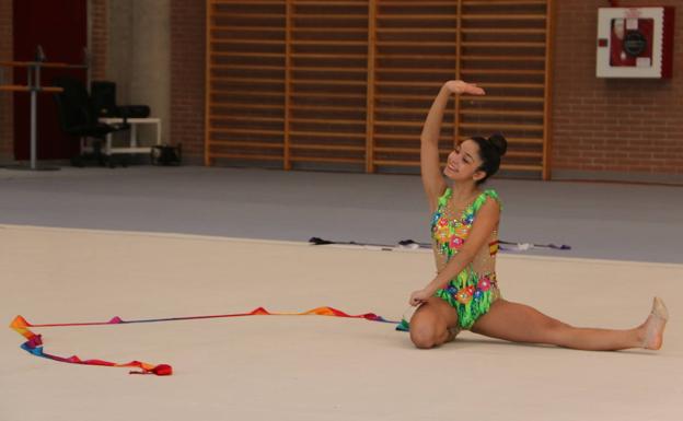 La élite de la gimnasia rítmica española es examinada en León antes de los Juegos Olímpicos