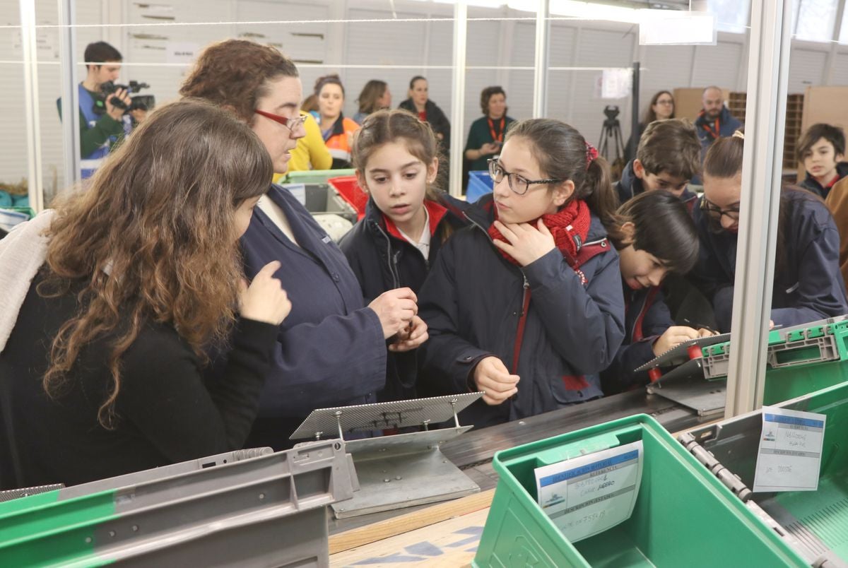 Alumnos del colegio Leonés visitan las instalaciones de la empresa Soltra, dentro de una campaña en colegios y redes sociales para fomentar la inclusión social y laboral
