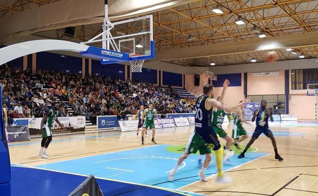 Un Ciudad de Ponferrada con los deberes hechos se deja llevar en Algeciras