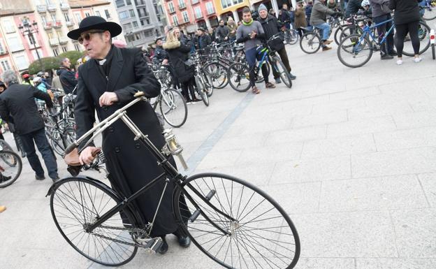 Cerca de 500 personas se concentran en Burgos en protesta contra la nueva Ordenanza municipal de Movilidad