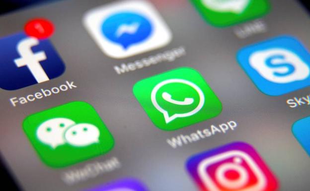 Carracedelo reduce la brecha digital en el municipio con un taller para aprender a usar 'whatsapp'