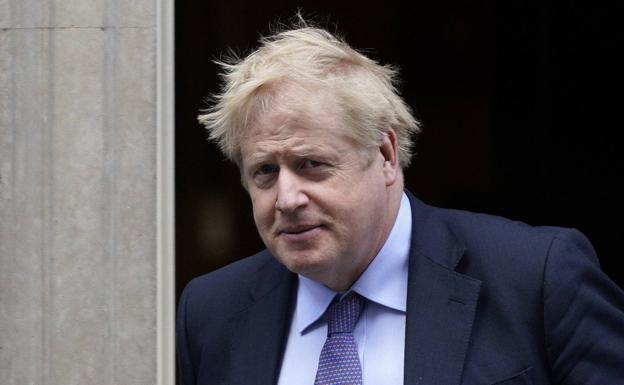 Dimite el 'superpronosticador' racista de Boris Johnson
