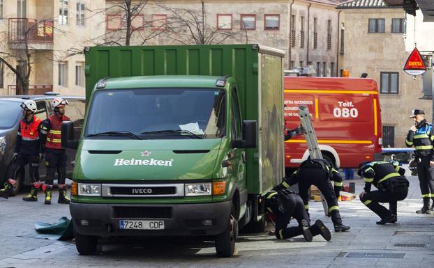 Fallece un hombre tras ser atropellado por un camión de reparto en Salamanca
