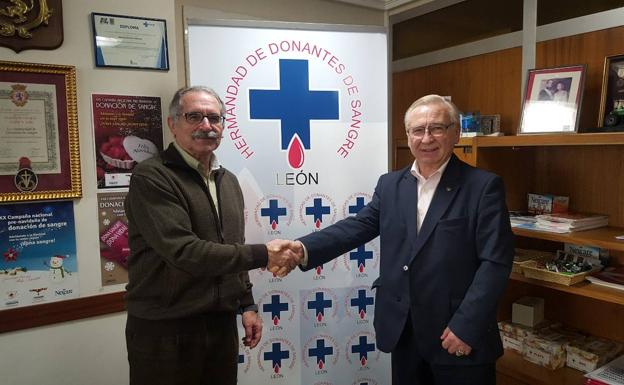 Estanislao De Luis, presidente de AECC León visita a la Hermandad de Donantes de Sangre