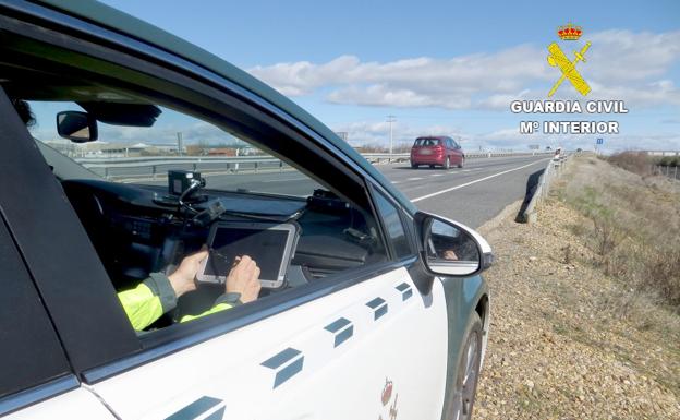 Investigan a dos conductores 'cazados' a 212 y 217 kilómetros por hora en las autovías de León