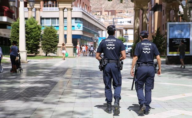 Acuchilla a dos personas en Murcia tras autolesionarse con un arma blanca