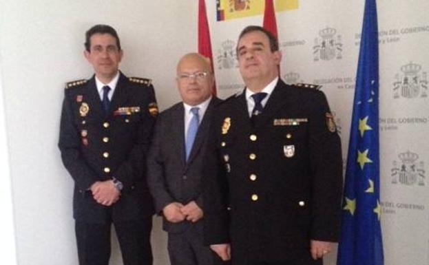 El subdelegado del Gobierno despide oficialmente al comisario de Ponferrada