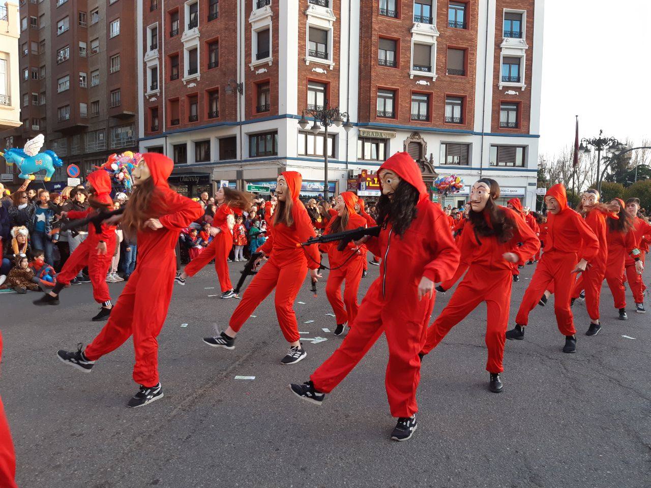El buen tiempo en León acompaña el desfile de carnaval