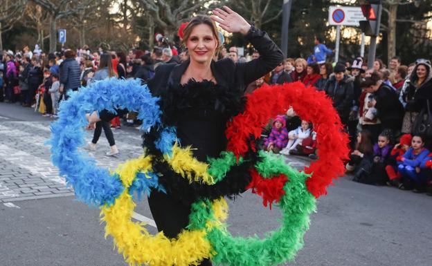 La originalidad de Don Carnal llena las calles de la capital leonesa de color y diversión