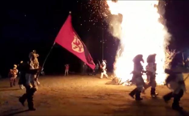 Los Zamarrones toman las calles de Riaño en su noche más especial