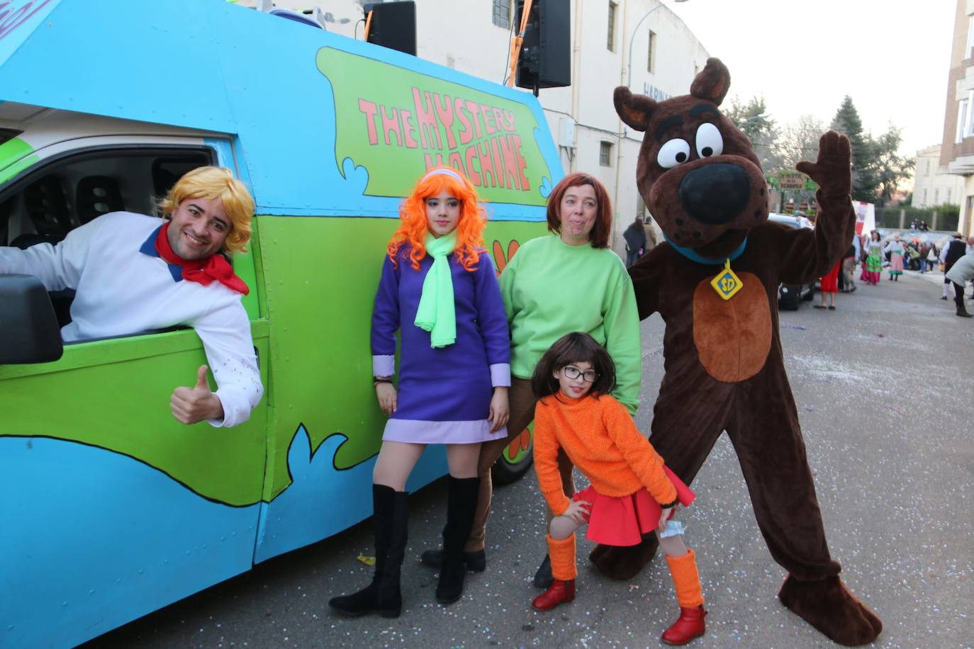 Una marea de color y diversión en La Bañeza