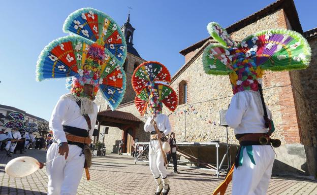 Las mázcaras ponen el color al Carnaval de Llamas de la Ribera