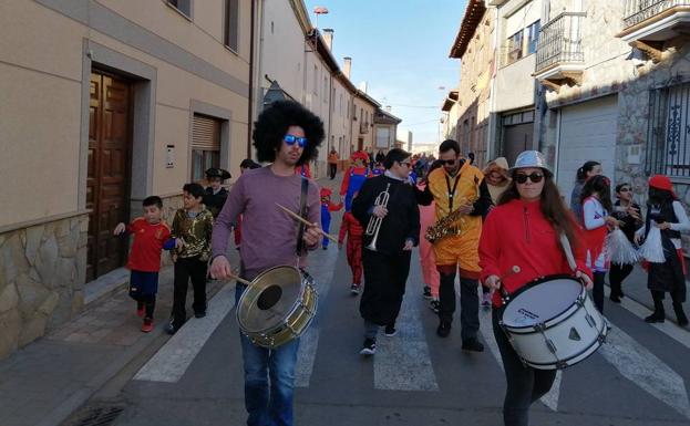 Imaginación y colorido para el lunes de Carnaval en Santa Marina del Rey