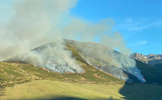 Dos incendios en la Montaña Central Leonesa avanzan a la espera de los medios de extinción