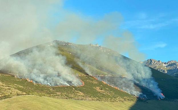 Dos incendios menores en la Montaña Central Leonesa avanzan a la espera de su extinción