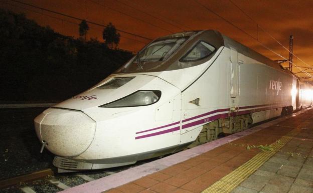 Un Alvia arrolla entre Porqueros y Brañuelas a tres vacas en un siniestro sin heridos que dejó el tren inservible