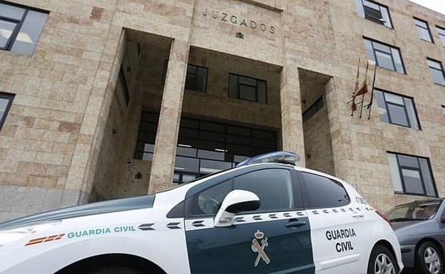 El fiscal pide siete años y seis meses de prisión a dos varones por agredir a una mujer de 95 años y robarle en su casa