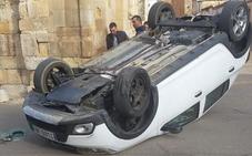 Un herido tras volcar su vehículo ante el Arco de San Benito de la localidad de Sahagún