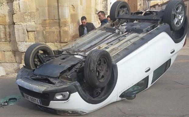 Un herido tras volcar su vehículo ante el Arco de San Benito de la localidad de Sahagún