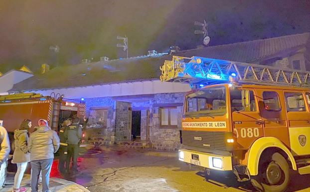 Un incendio de madugada en Burón moviliza a Bomberos de León y cinco miembros del retén de guardia