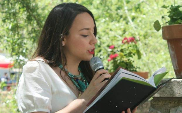 La biblioteca Padre Isla acoge la presentación de 'El mal hábito de ser cuatro manos' de Flora Jordán