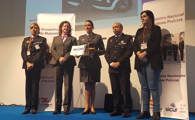 La leonesa Yohanna Alonso recibe la Medalla al Mérito Policial con distintivo blanco