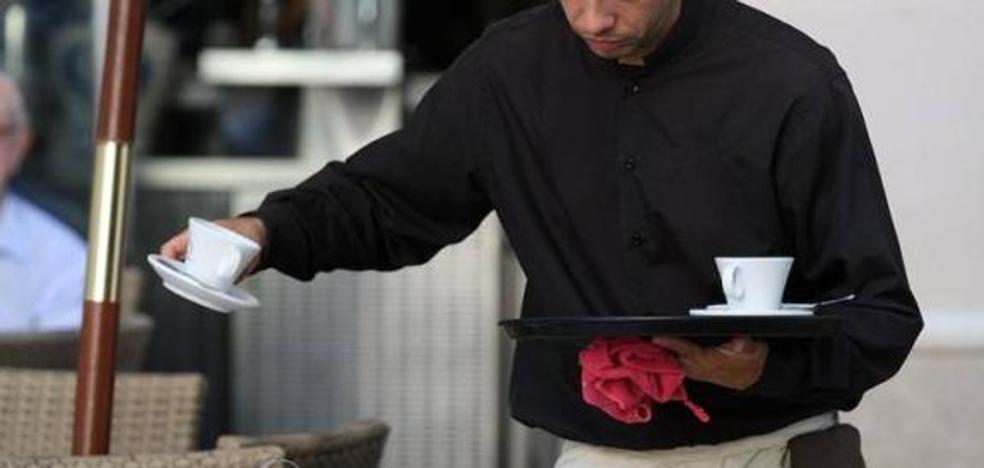 León y Salamanca se coronan en contrataciones de camareros pero anhelan los puestos industriales del eje Palencia-Burgos