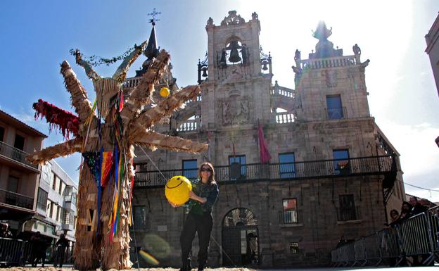 Astorga despide sus carnavales con una gran piñata alegórica