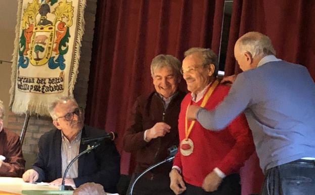 La Cofradía del Beato botillo homenajeó a Prada