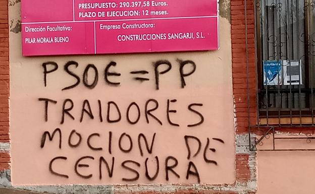 Aparecen pintadas en Garrafe de Torío exigiendo la moción de censura por el voto en contra a la autonomía leonesa