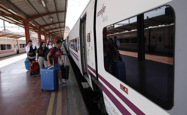 Las obras en la vía obligarán a Adif a cortar un par de días la vía entre La Robla y León, que se hará en bus