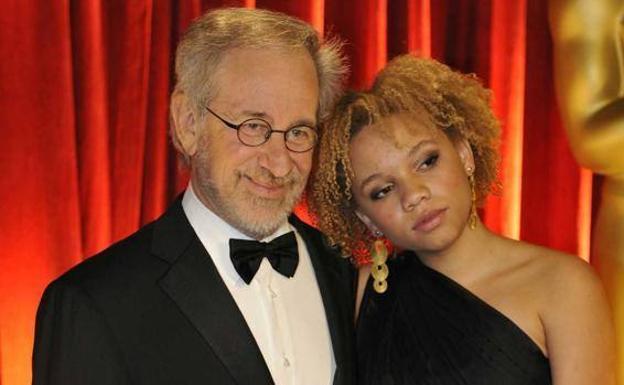 Arrestan a Mikaela, la hija de Steven Spielberg