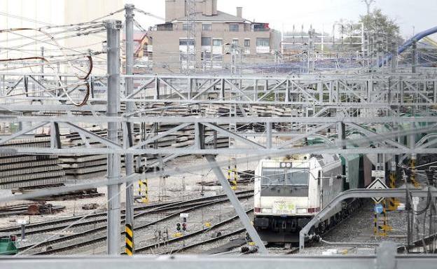 Una avería en la catenaria cerca de León capital interrumpe la circulación de trenes con Galicia y Asturias